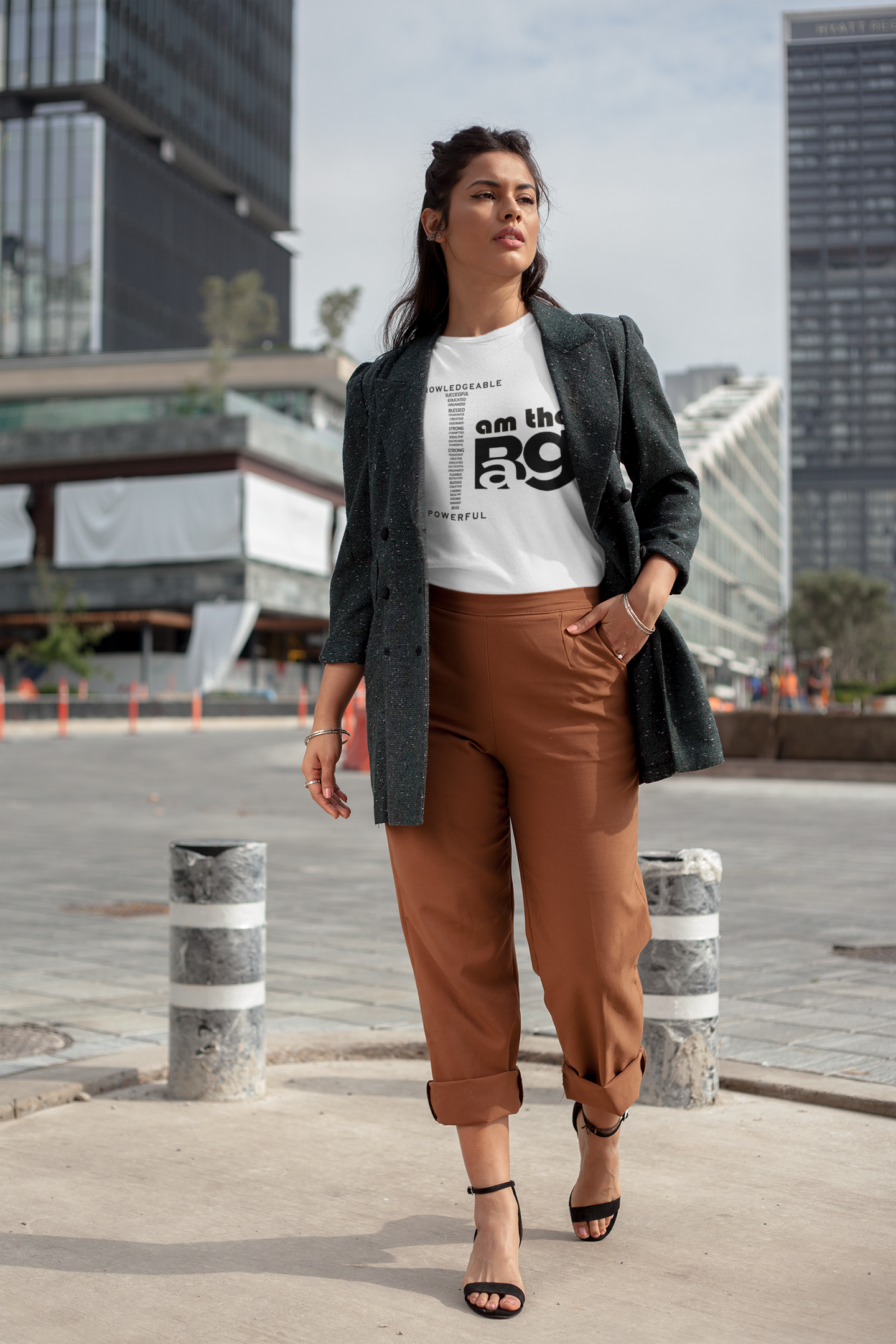 Blanco Unisex I AM T-Shirt in urban setting, styled with blazer and trousers.